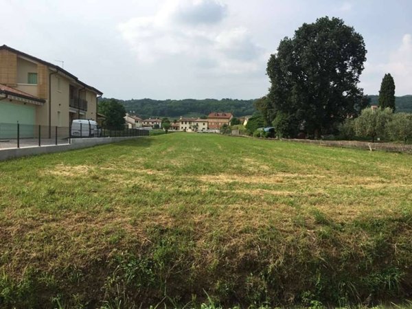 terreno edificabile in vendita a Volpago del Montello in zona Venegazzù