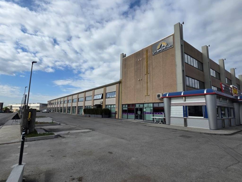 locale commerciale in vendita a Volpago del Montello