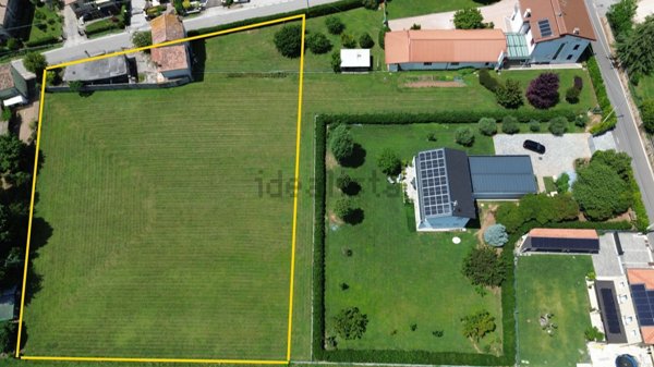 terreno edificabile in vendita a Volpago del Montello in zona Venegazzù