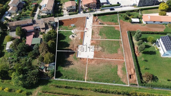 terreno in vendita a Volpago del Montello in zona Venegazzù