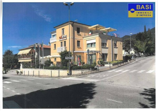 locale commerciale in vendita a Pieve del Grappa in zona Crespano del Grappa