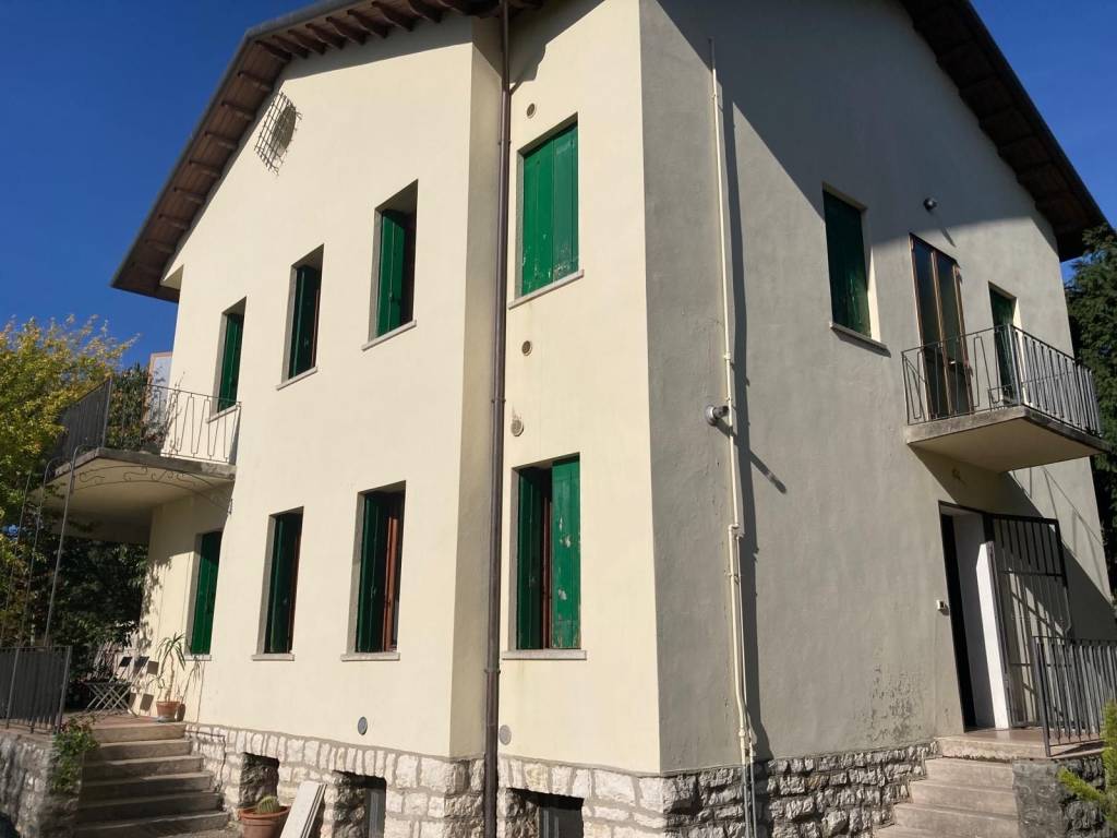 casa indipendente in vendita a Pieve del Grappa in zona Crespano del Grappa