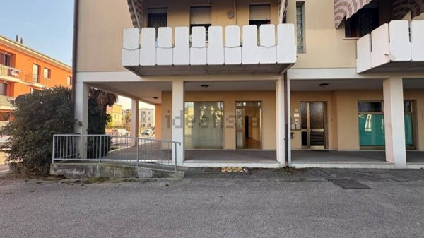 negozio in vendita ad Annone Veneto in zona Giai