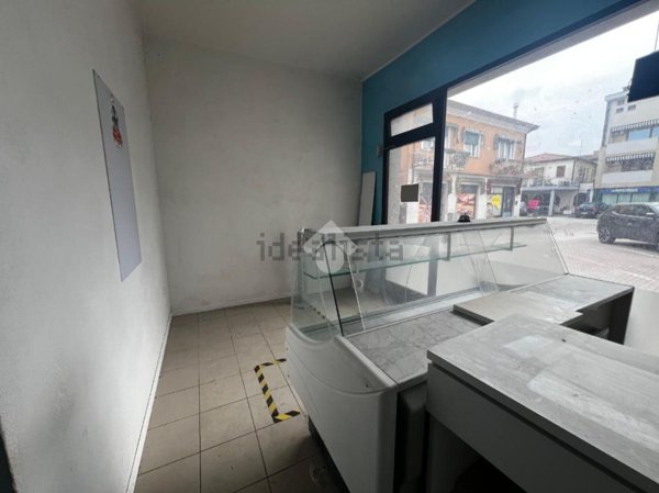 locale commerciale in vendita a Campagna Lupia