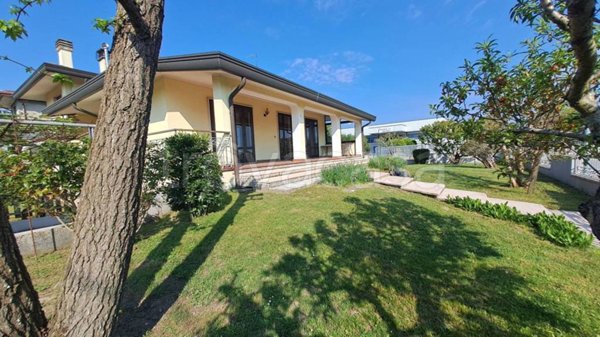 casa indipendente in vendita a Campagna Lupia in zona Lova