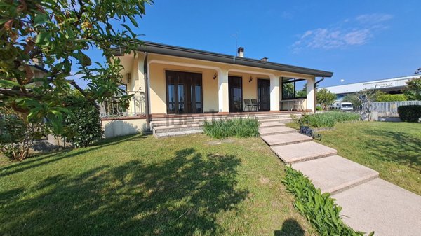 casa indipendente in vendita a Campagna Lupia in zona Lova