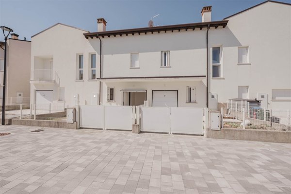casa indipendente in vendita a Caorle in zona Ottava Presa