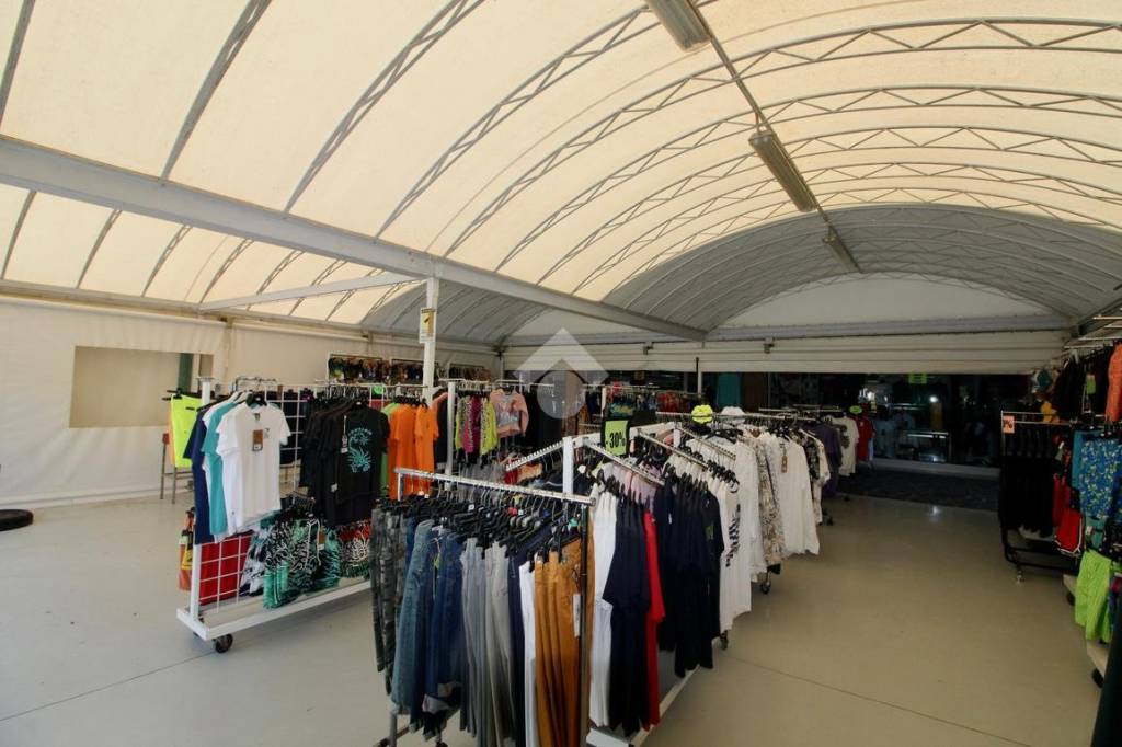 negozio in vendita a Caorle in zona Porto Santa Margherita