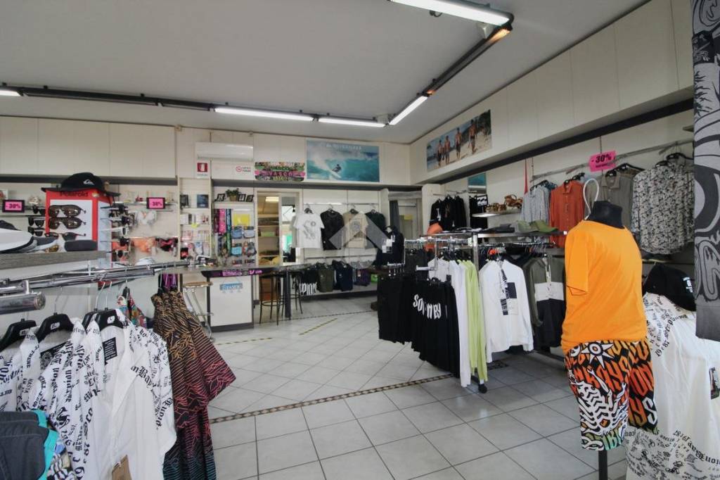 negozio in vendita a Caorle in zona Porto Santa Margherita