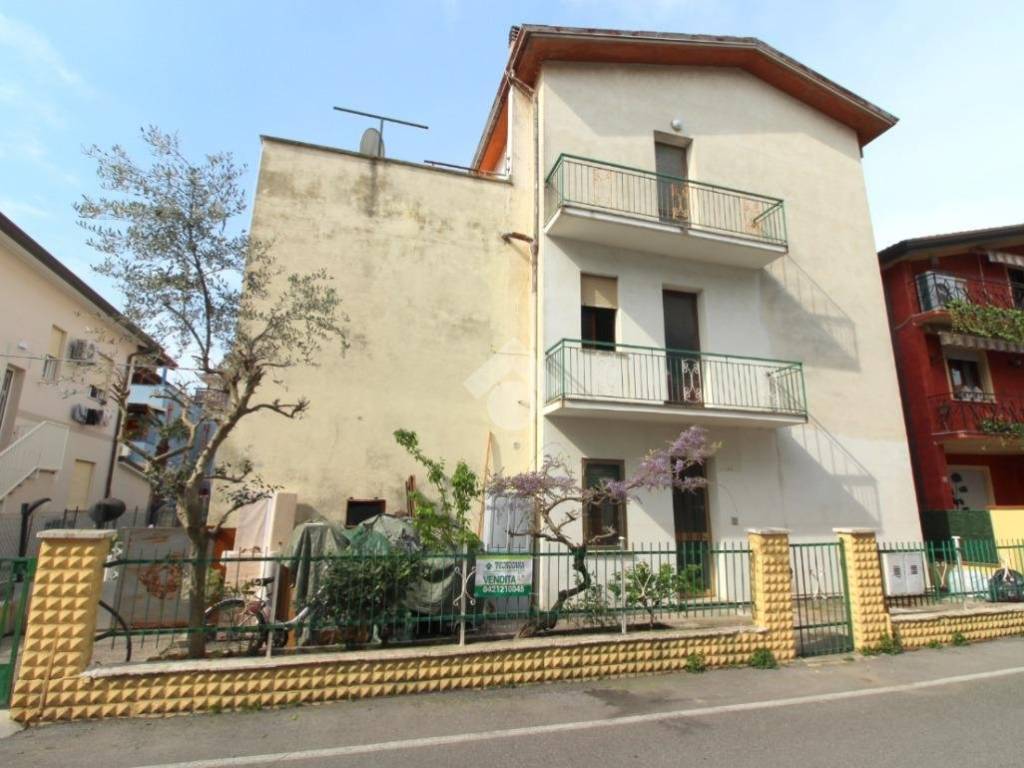 intera palazzina in vendita a Caorle