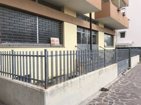negozio in vendita a Chioggia in zona Sottomarina