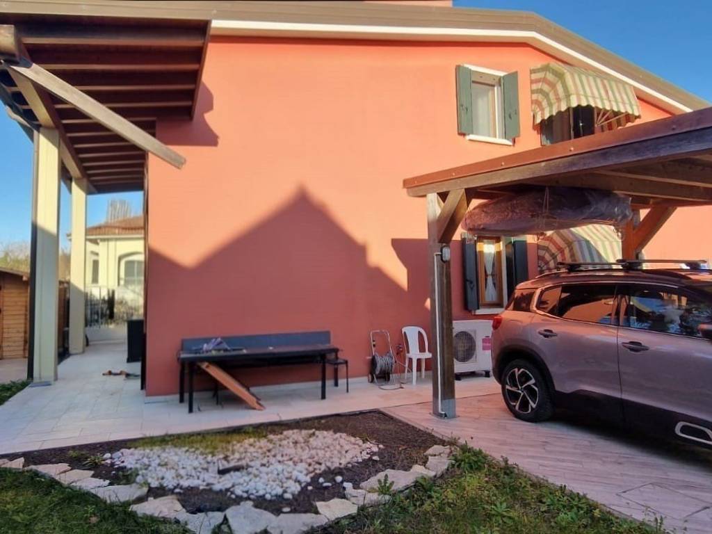 casa indipendente in vendita a Chioggia in zona Brondolo
