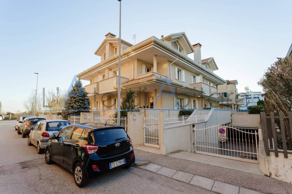 casa indipendente in vendita a Chioggia in zona Sottomarina