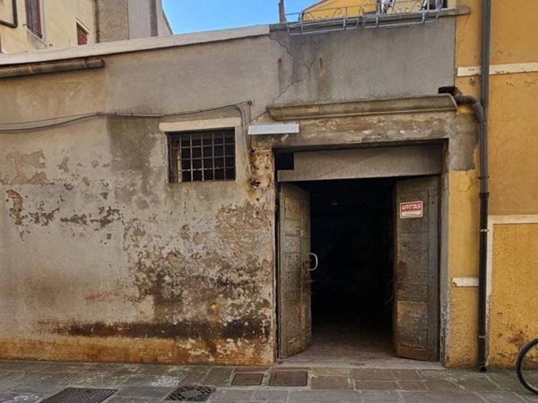 locale commerciale in vendita a Chioggia
