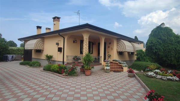 casa indipendente in vendita a Chioggia in zona Sottomarina