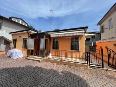 casa indipendente in vendita a Chioggia in zona Sottomarina
