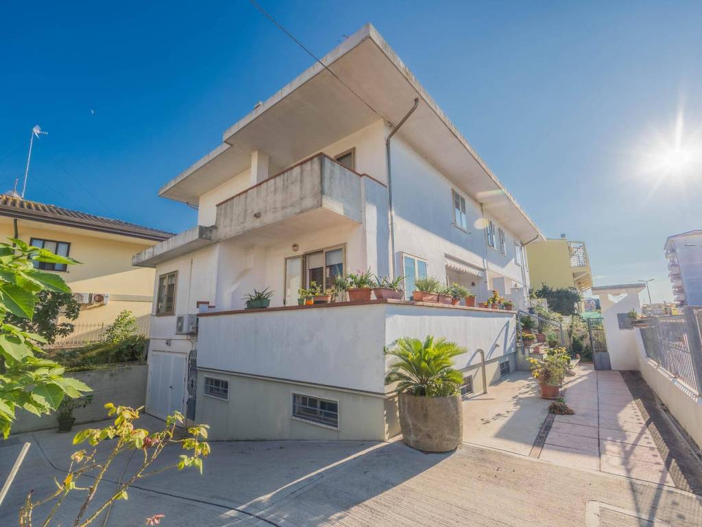 casa indipendente in vendita a Chioggia in zona Sottomarina