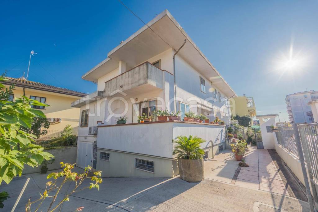 casa indipendente in vendita a Chioggia in zona Sottomarina