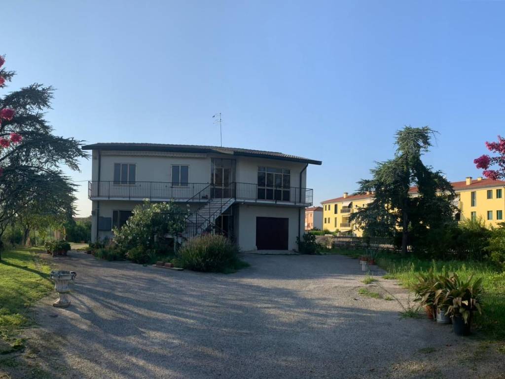 casa indipendente in vendita a Chioggia in zona Cavanella d'Adige