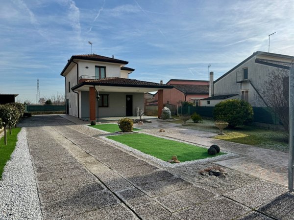 casa indipendente in vendita a Chioggia in zona Brondolo