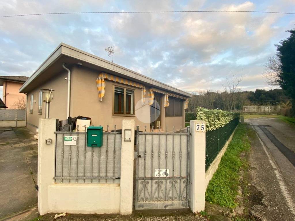 casa indipendente in vendita a Chioggia in zona Cavanella d'Adige