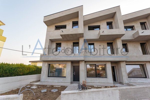 casa indipendente in vendita a Chioggia in zona Sottomarina