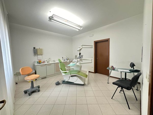 negozio in vendita a Chioggia in zona Sottomarina