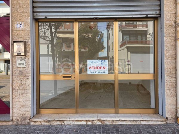 negozio in vendita a Chioggia in zona Sottomarina