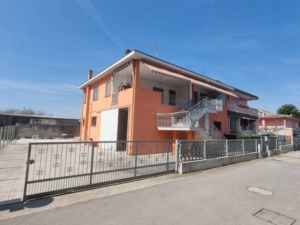 casa indipendente in vendita a Chioggia in zona Cà Lino