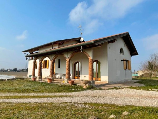 casa indipendente in vendita a Chioggia in zona Sottomarina