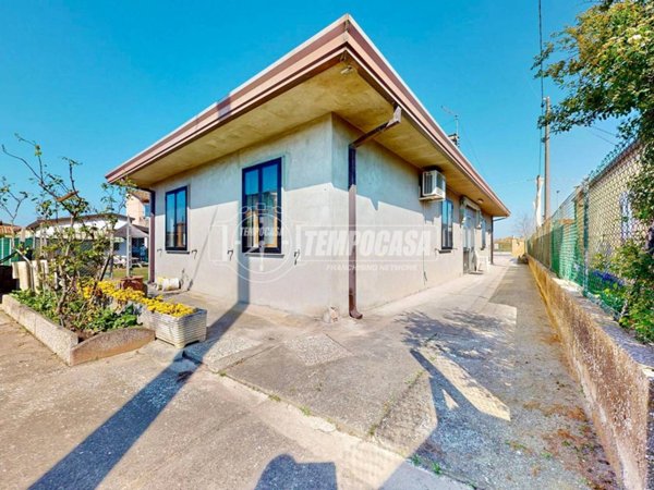 casa indipendente in vendita a Chioggia in zona Cà Lino