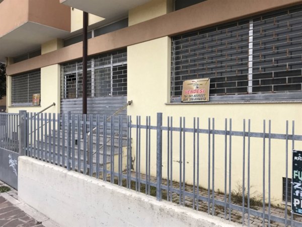 negozio in vendita a Chioggia in zona Sottomarina