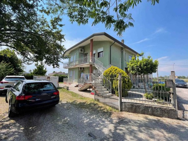 casa indipendente in vendita a Chioggia in zona Sottomarina