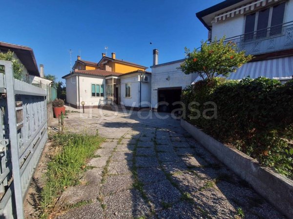 casa indipendente in vendita a Chioggia in zona Sottomarina