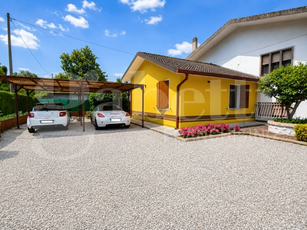 casa indipendente in vendita a Chioggia in zona Sottomarina