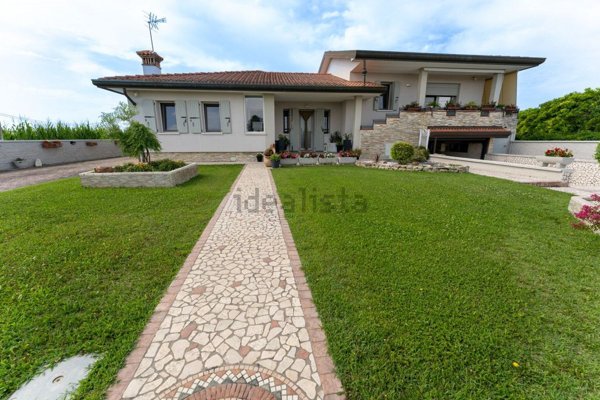 casa indipendente in vendita a Chioggia in zona Sottomarina