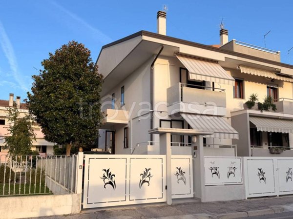 casa indipendente in vendita a Chioggia in zona Sottomarina