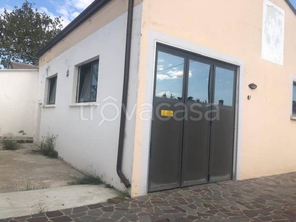 locale commerciale in vendita a Cona
