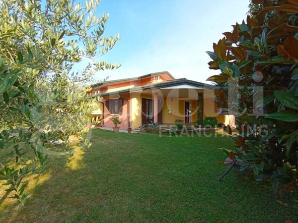 casa indipendente in vendita a Cona in zona Cantarana