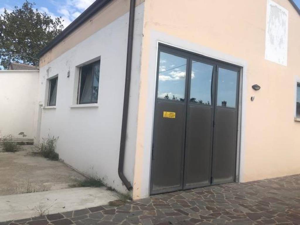 locale commerciale in vendita a Cona