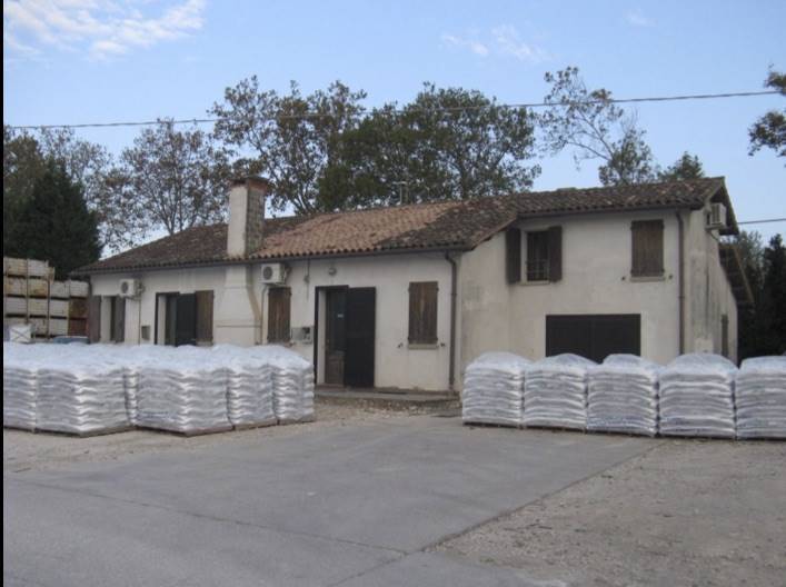 locale commerciale in vendita a Cona