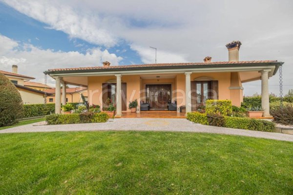 casa indipendente in vendita ad Eraclea in zona Eracleamare