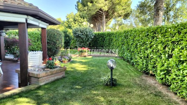 casa indipendente in vendita ad Eraclea in zona Eracleamare