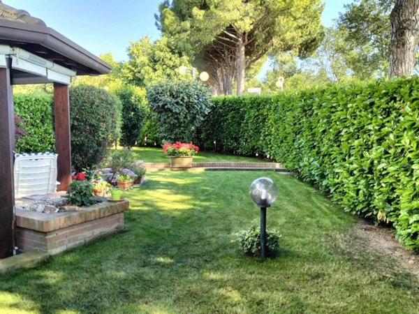casa indipendente in vendita ad Eraclea in zona Eracleamare