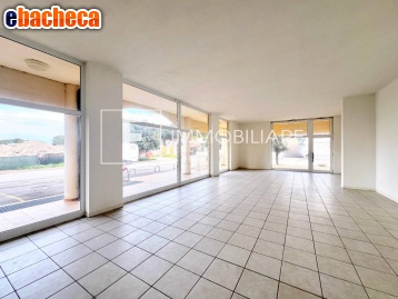 locale commerciale in vendita ad Eraclea in zona Eracleamare