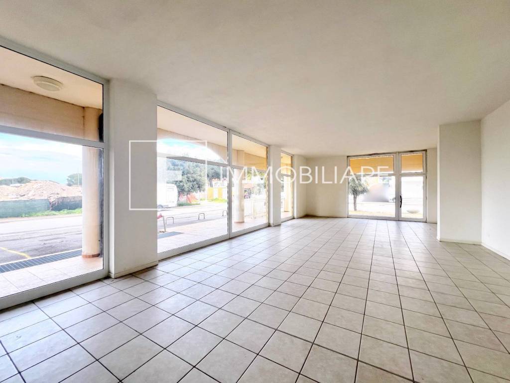 locale commerciale in vendita ad Eraclea in zona Eracleamare