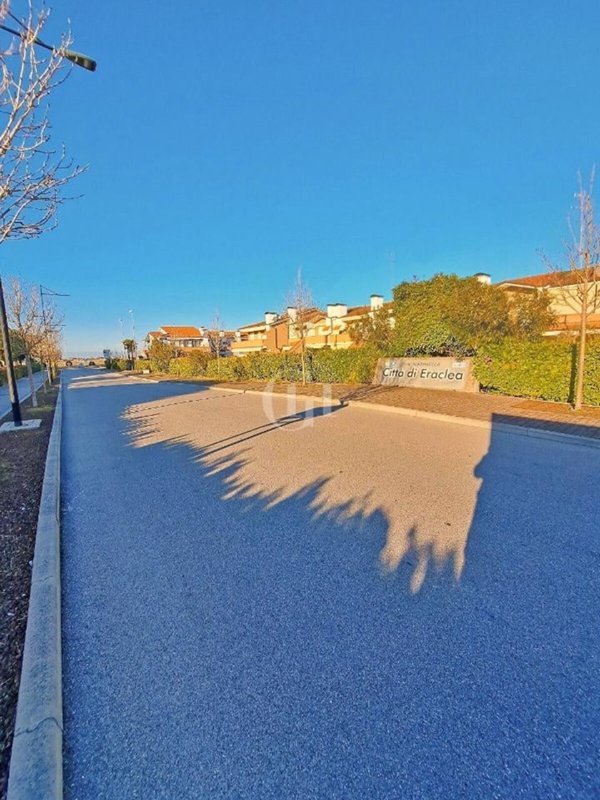 locale di sgombero in vendita ad Eraclea in zona Eracleamare