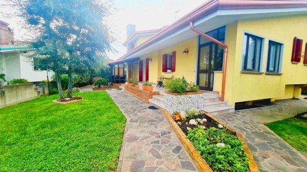 casa indipendente in vendita ad Eraclea in zona Eracleamare