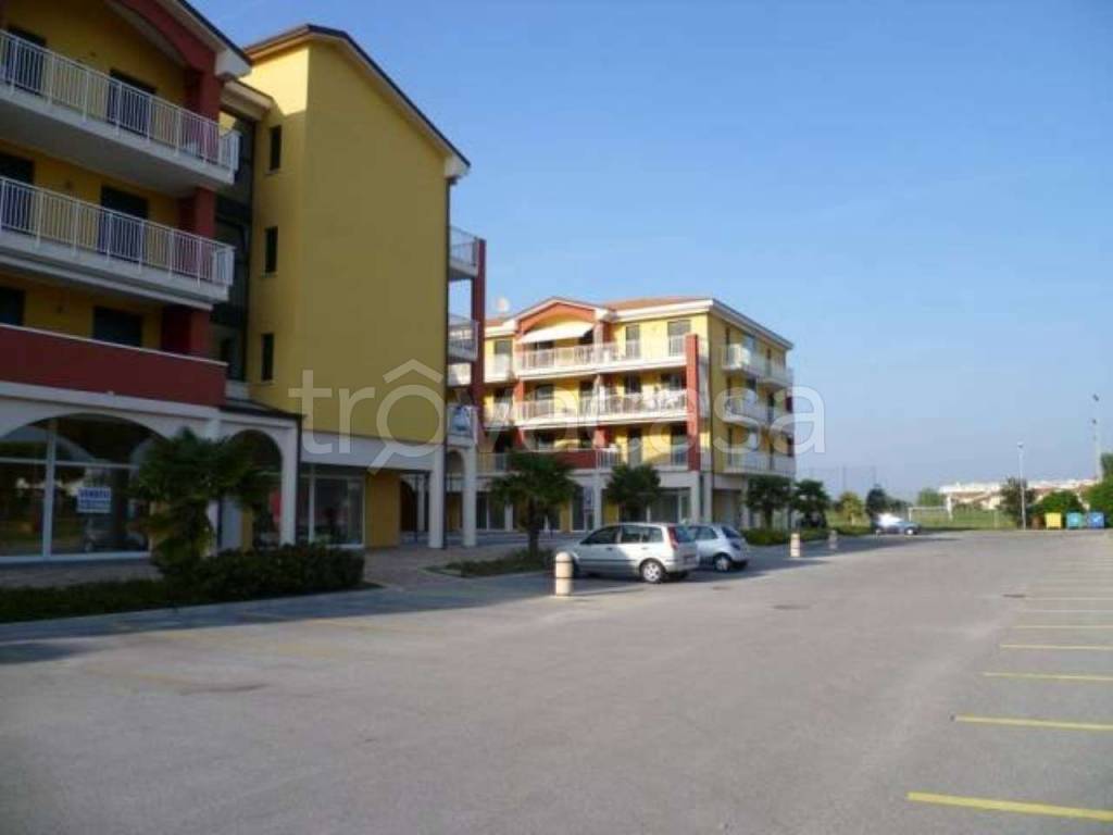 negozio in vendita ad Eraclea in zona Eracleamare