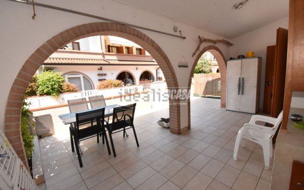 casa indipendente in vendita ad Eraclea in zona Eracleamare